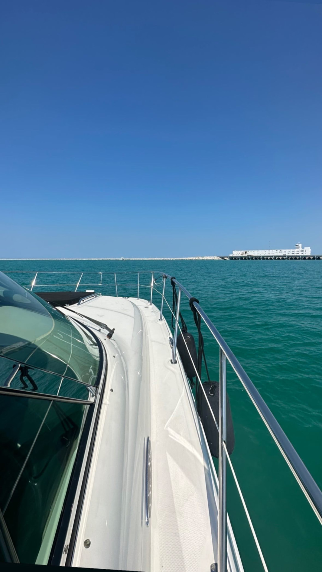 Cubierta del yate sobre aguas turquesa frente a Progreso, Yucatán