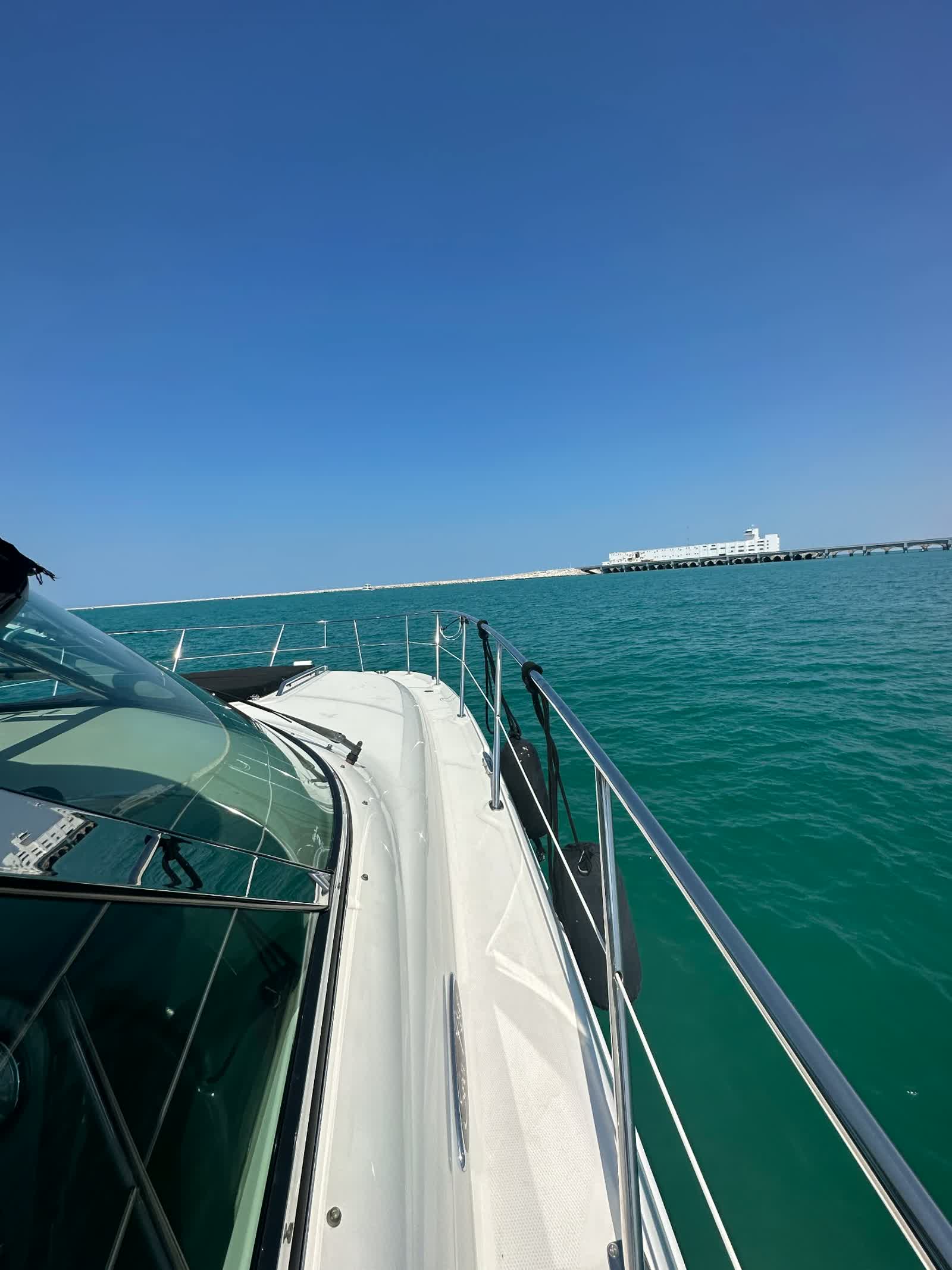 Cubierta del yate rumbo al mar por la mañana