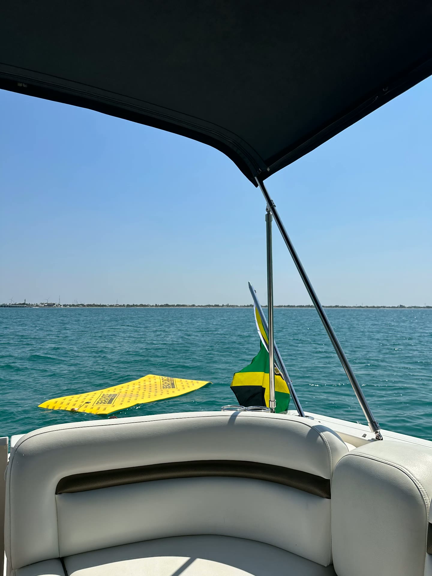 Cubierta con toldo y vista al mar turquesa