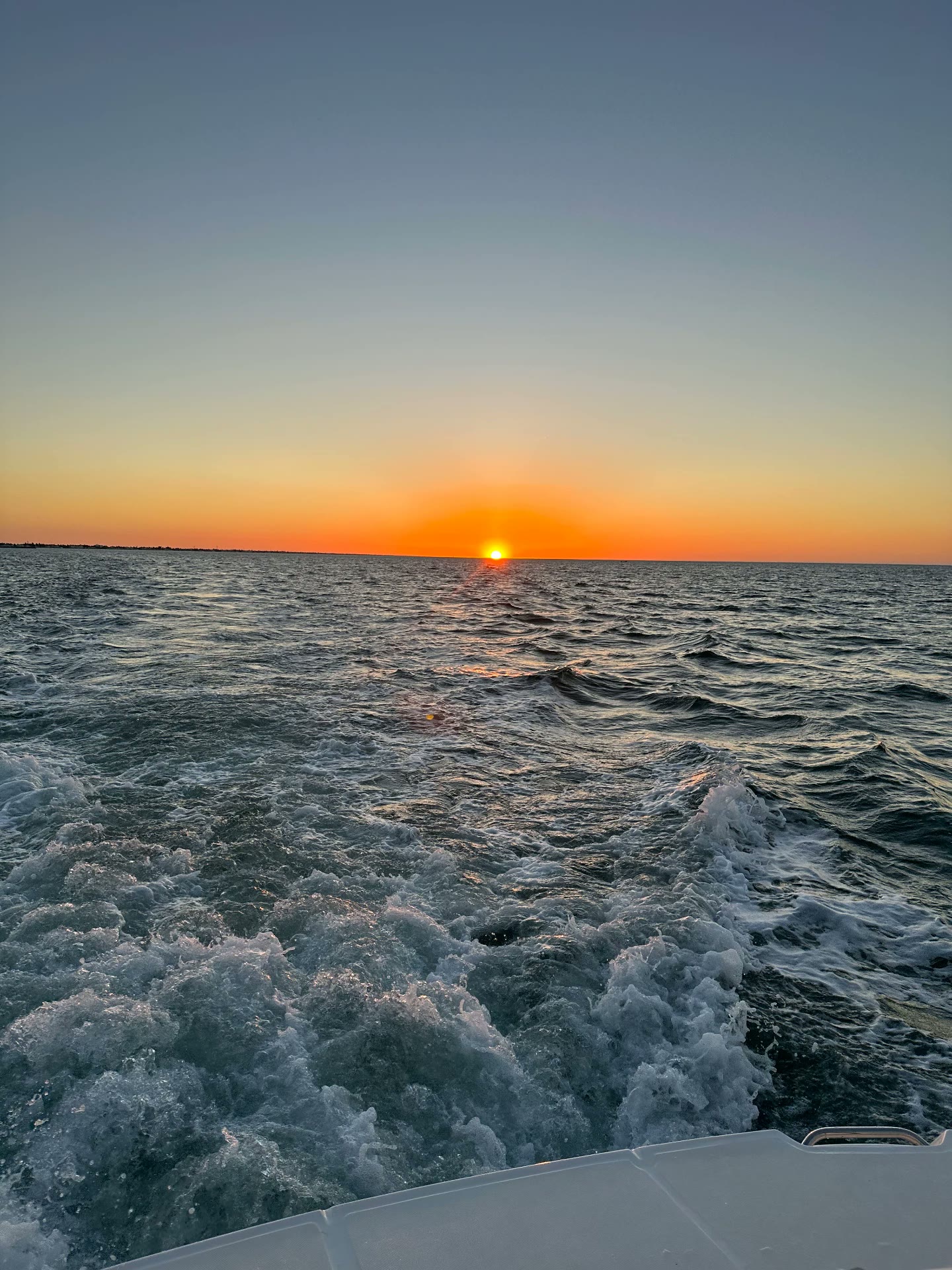 Atardecer sobre el mar desde la popa