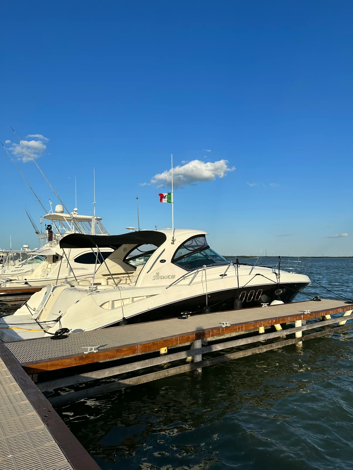 Yate de 38 pies atracado en la marina de Progreso